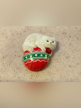 Avon White Cat on Red & Green Holiday Brooch Musical with new working battery